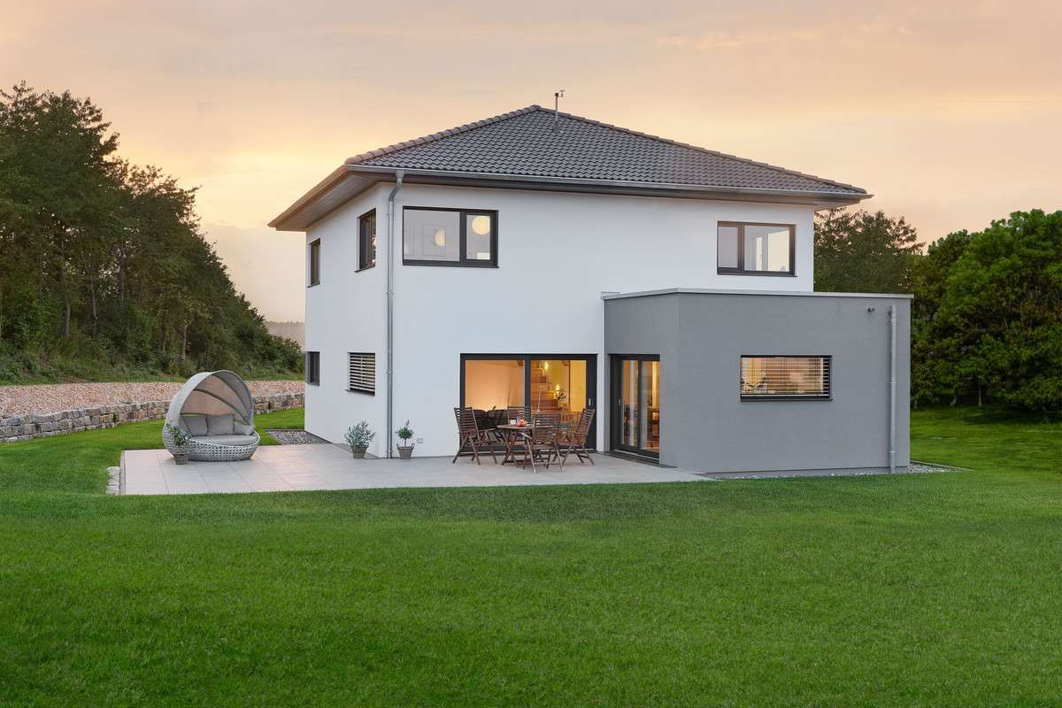 klassisches-familienhaus-Walmdach-160_luxhaus_Außenansicht-1200x800.jpg